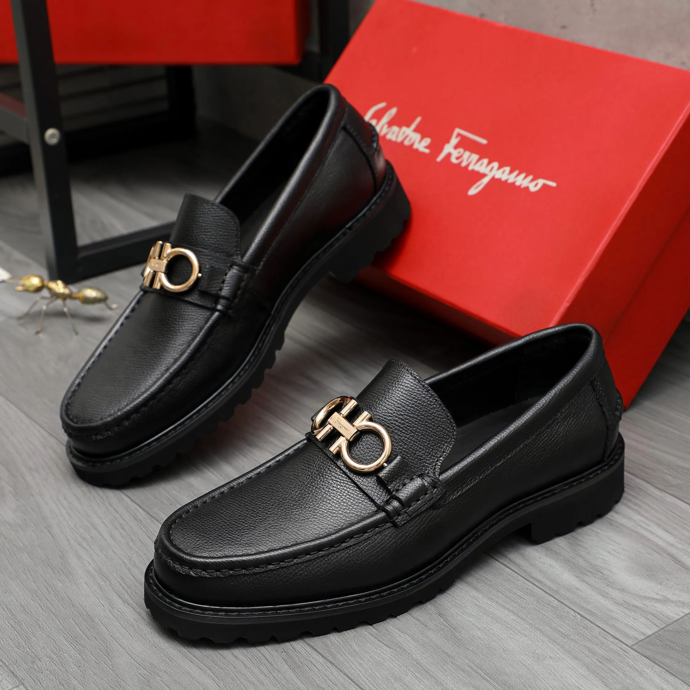 Men's shoes 💰442 Product trademark: Ferragamo "Ferragamo" business formal leather shoes Regular size: 38-46 (45.46 is custom-made and non-returnable) Product materials: Selected small pebbled cowhide upper, cowhide lining, non-slip rubber outsole